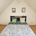 Maisonnette En Duplex Avec Jardin-babyfoot Et Billard *