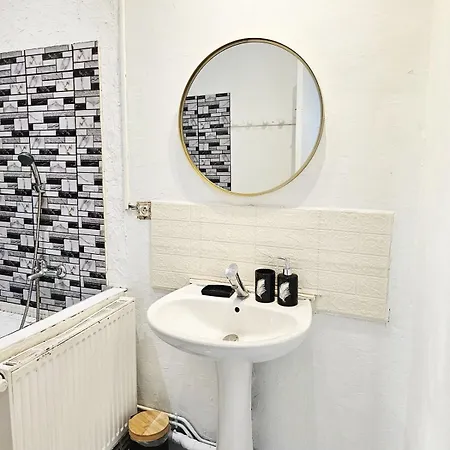 Maisonnette En Duplex Avec Jardin-babyfoot Et Billard *