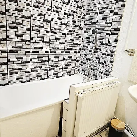 Maisonnette En Duplex Avec Jardin-babyfoot Et Billard * Outreau