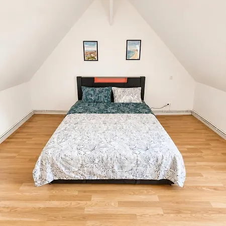 Maisonnette En Duplex Avec Jardin-babyfoot Et Billard