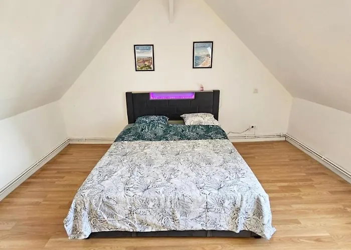 Maisonnette En Duplex Avec Jardin-babyfoot Et Billard * Outreau